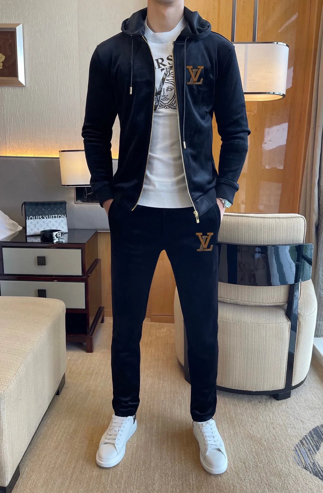 🅿️460 [LV Louis Vuitton] (Fat Man Gospel) 2025 autumn and winter new double-sided gold velvet suit is here (thick velvet) Milan fashion designer handsome cardigan suit, sneak peek, exclusive ready sale, simple yet fashionable, simple and capable, showing elegance, luxury, fashion and supreme quality, suitable for various occasions. Equipped with customer-supplied high-end hardware with logo and engraved embroidery technology M-4XL (can wear up to 200 pounds)